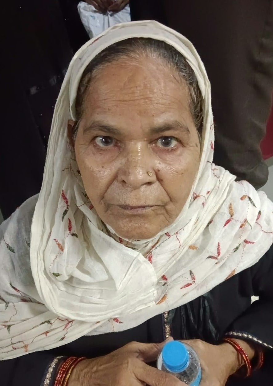 Shahjahanpur News: मेडिकल कॉलेज में बिगड़े हालात, फर्श पर बैठकर इलाज का इंतजार