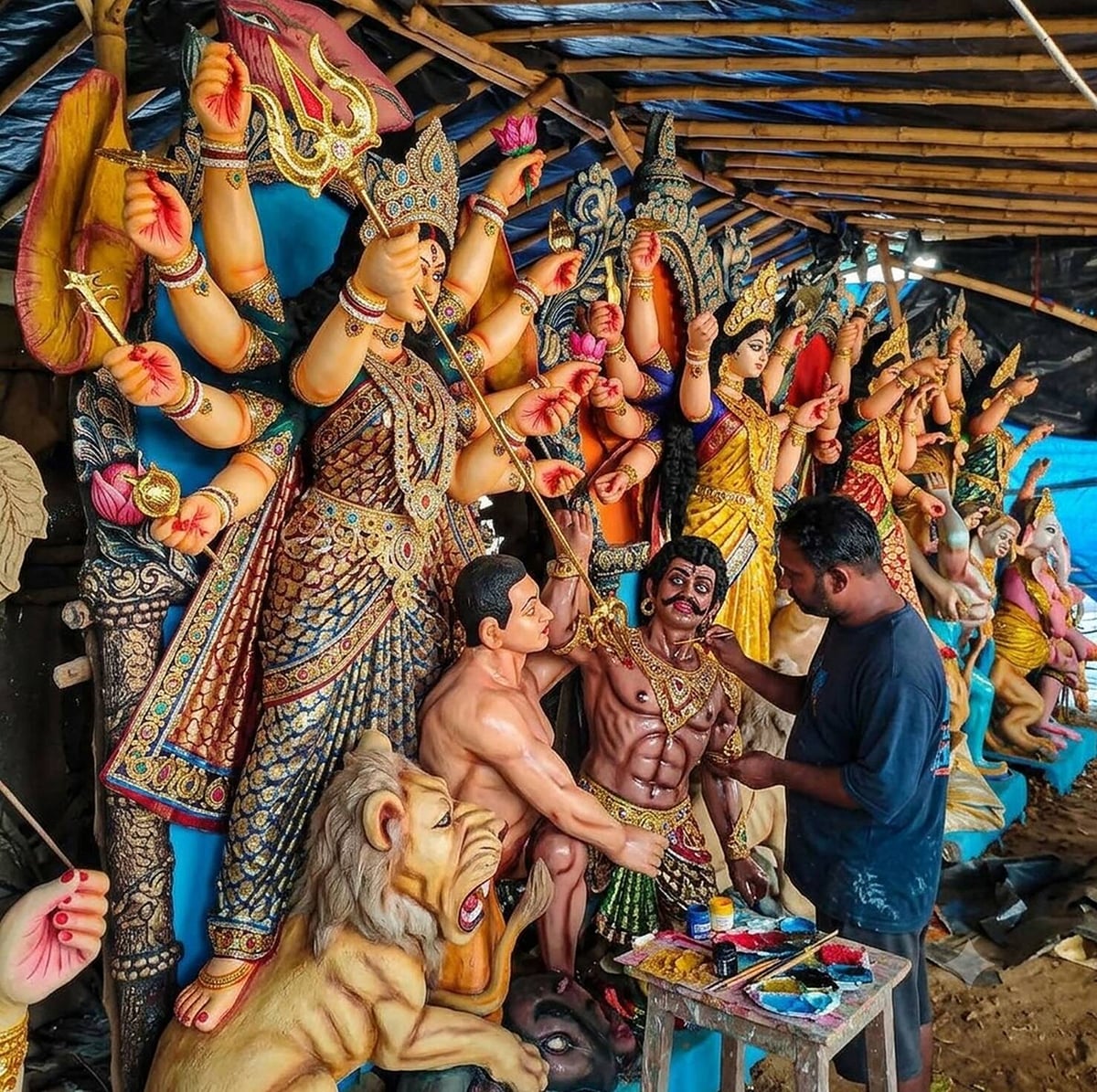 Ayodhya News: दुर्गा प्रतिमाओं को अंतिम रूप देने में जुटे मूर्तिकार
