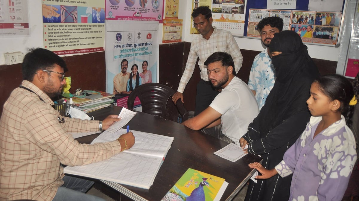 Hapur News: शरीर में दर्द से बेहाल मरीज पहुंचे जन आरोग्य मेला