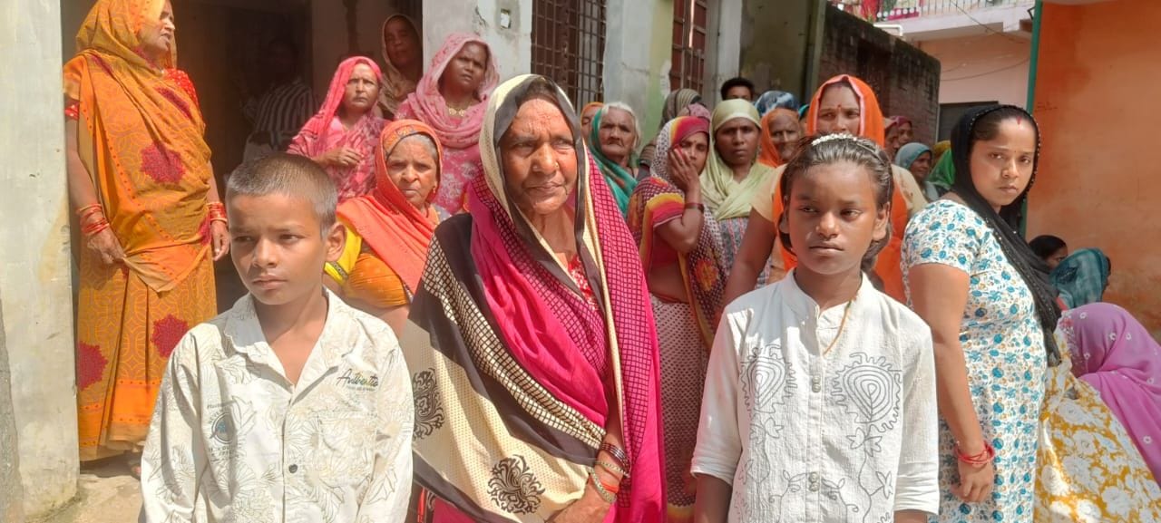 मृतक रामसनेही के शोकाकुल परिजन। संवाद