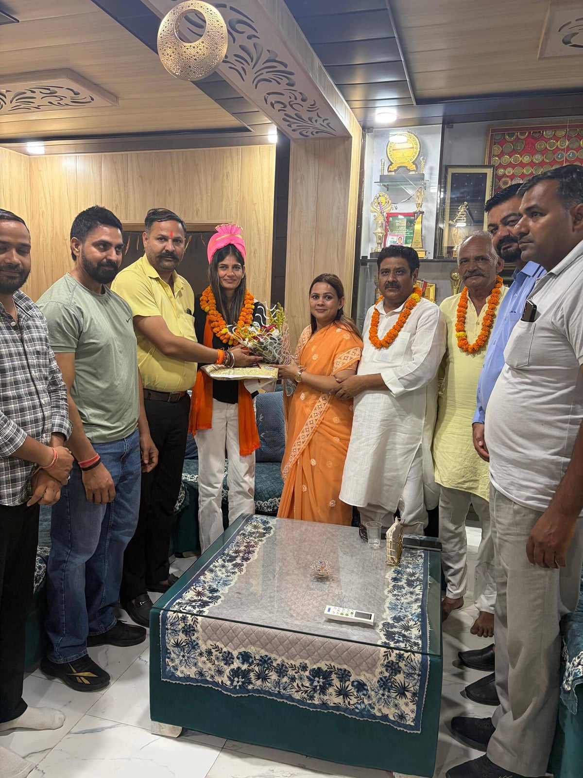 Meerut News: पारुल चौधरी का पगड़ी पहनाकर किया स्वागत