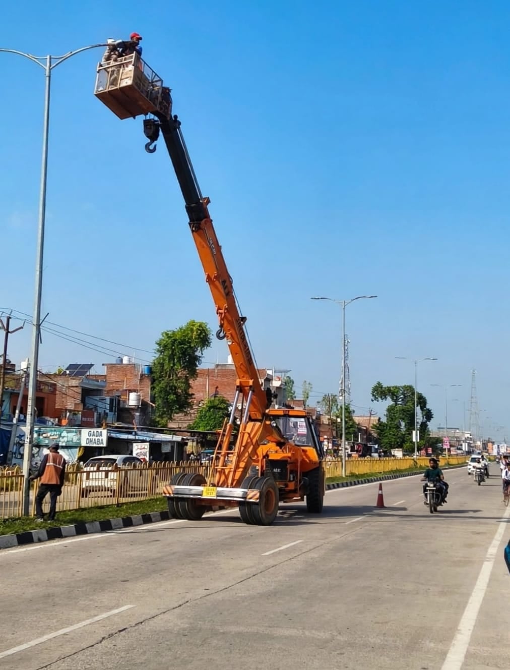Prayagraj News: स्ट्रीट लाइट की शिकायत के बाद मरम्मत कार्य शुरू