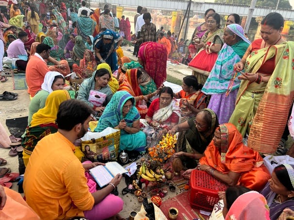 नगर के मड़ैयाघाट पर जीवित्पुत्रिका व्रत में पूजन अर्चन करतीं व्रती महिलाएं।संवाद