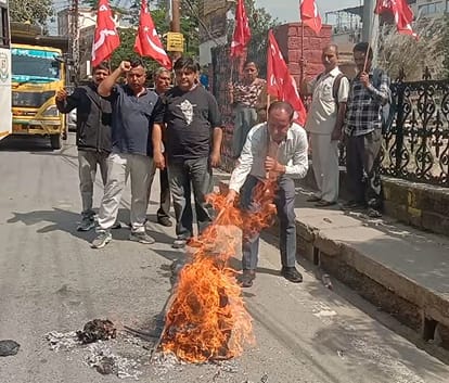 नाहन में मुख्य चुनाव आयुक्त ज्ञानेश कुमार का पुतला फूंकते सीपीआईएम कार्यकर्ता। संवाद