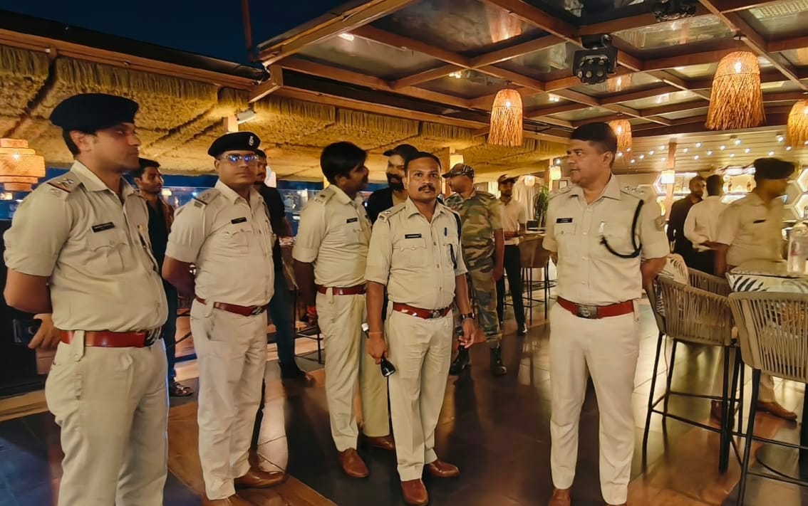 निरीक्षण करती पुलिस