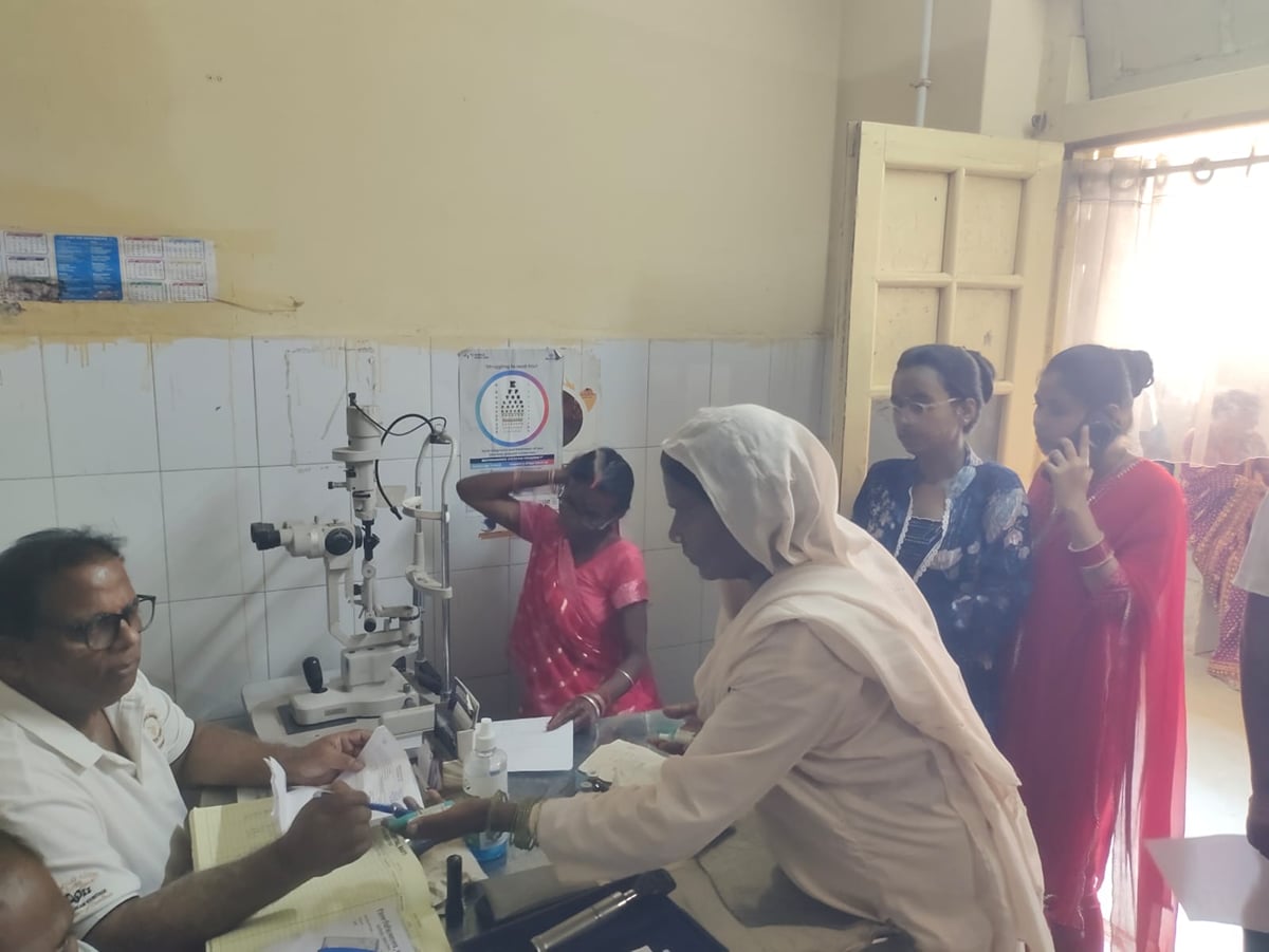 Basti News: मौसम बदलते ही आंखों में लालिमा, खुजली और जलन की शिकायत बढ़ी