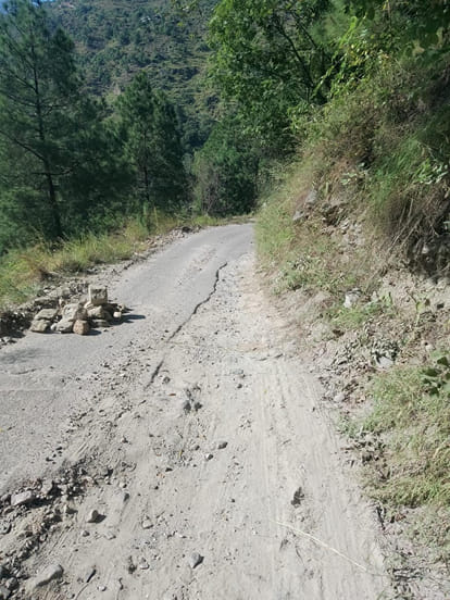 नित्थर-लूहरी सडक़ घोरला के पास बड़े वाहनों के लिए हुई बहाल। संवाद