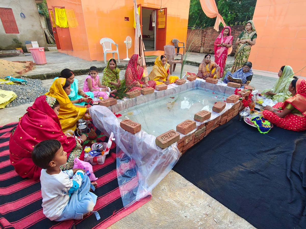 Sonebhadra News: जीवित्पुत्रिका व्रत पर महिलाओं ने की जीमूतवाहन की पूजा