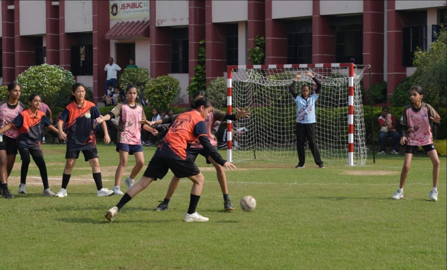 पांडेयपुर के जेएस पब्लिक सकूल में हैंडबाल प्रतियोगिता में प्रतिभाग करतीं खिलाड़ी। स्रोत:-विद्