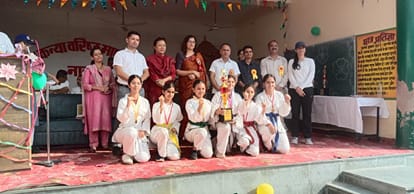 पीएमश्री स्कूल नाहन में मुख्यातिथि और ट्राफी के साथ खिलाड़ी। संवाद