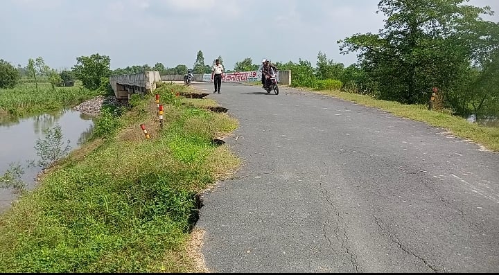 Lakhimpur Kheri News: बरसात में क्षतिग्रस्त कोरबा पुल अब गन्ना ढुलाई पर संकट
