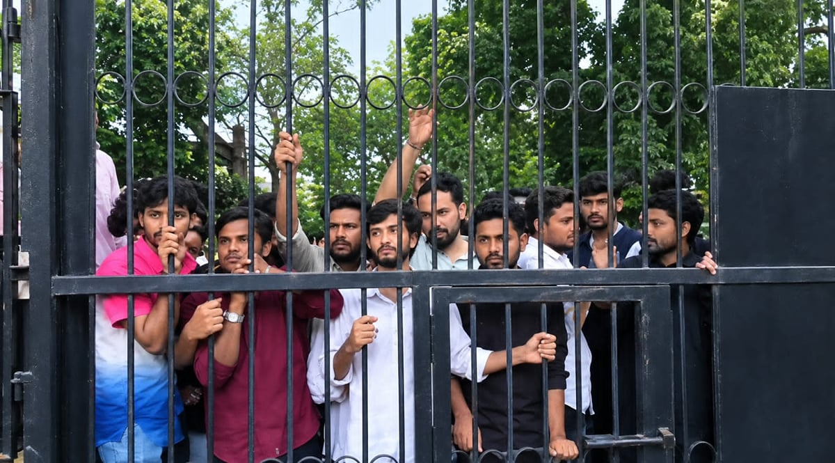 Aligarh News: एएमयू में धरने के बीच पुलिस ने कैंपस से चार छात्रों को उठाया, बवाल