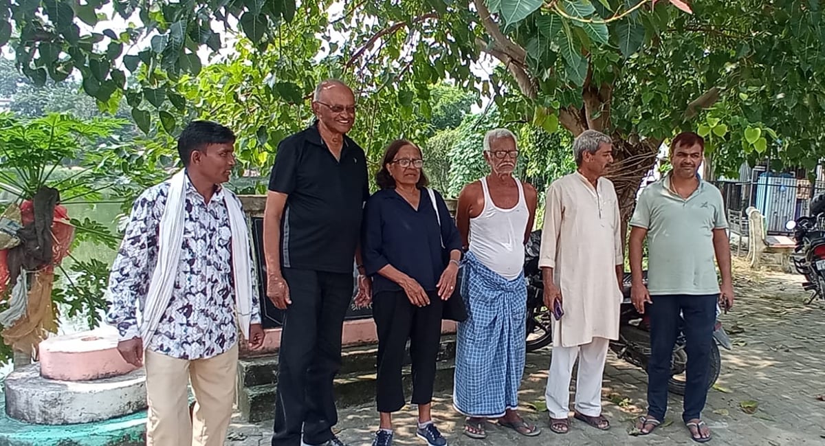 Ballia News: 1871 की पर्ची लेकर कनाडा से खड़सरा पहुंची चौथी पीढ़ी, पूर्वजों की मिट्टी की तलाश