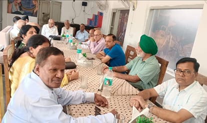 पांवटा साहिब पेंशनर वेलफेयर संघ की बैठक में भाग लेते पदाधिकारी व सदस्य। संवाद