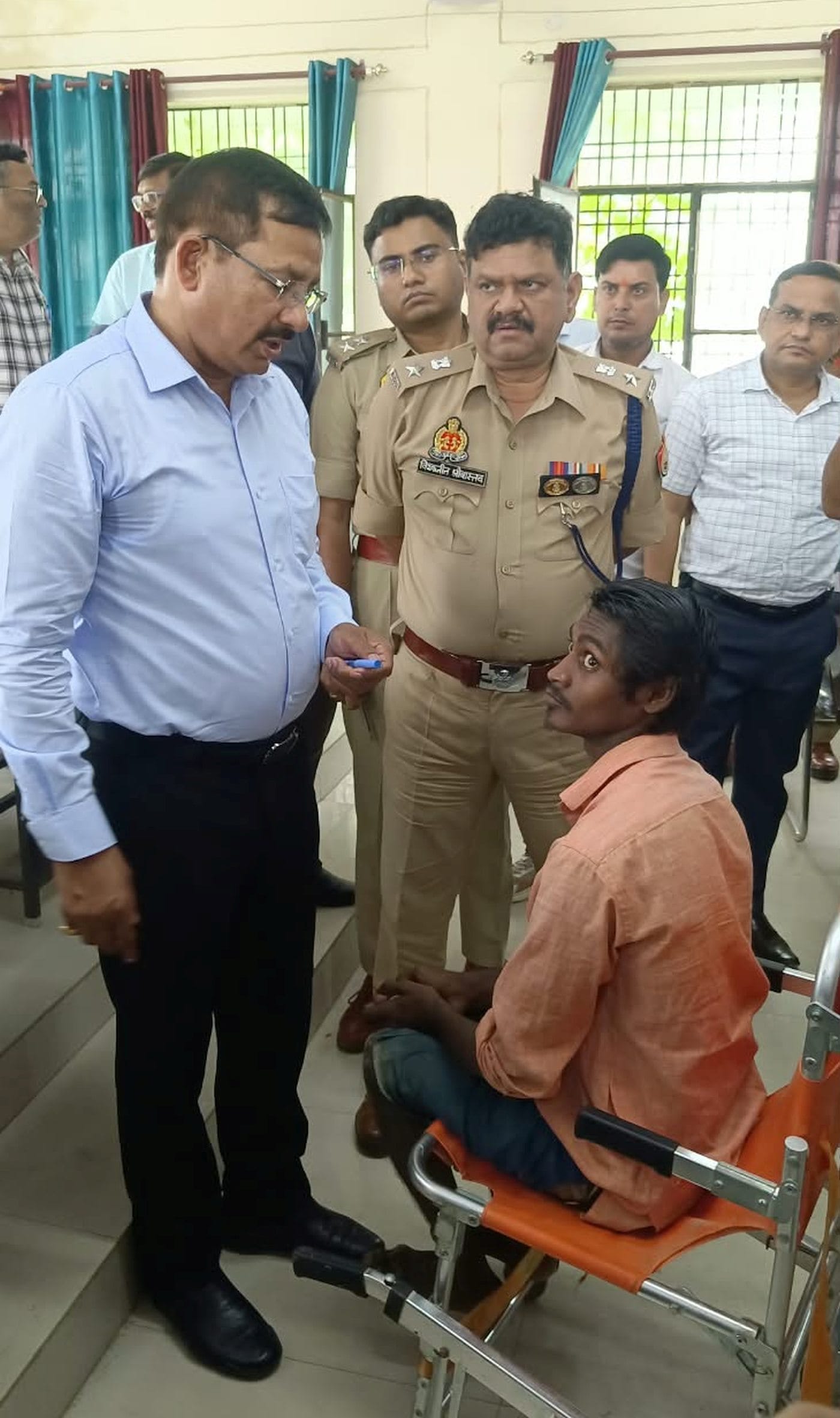 पयागपुर में दिव्यांग फरियादी के पास जाकर समस्याएं सुनते डीएम व एसपी। -संवाद