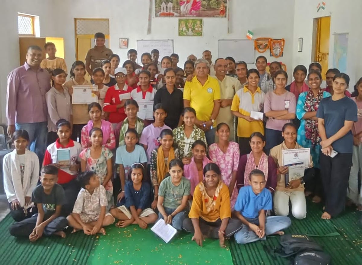 Meerut News: सामान्य ज्ञान प्रतियोगिता के विजेता बच्चे सम्मानित