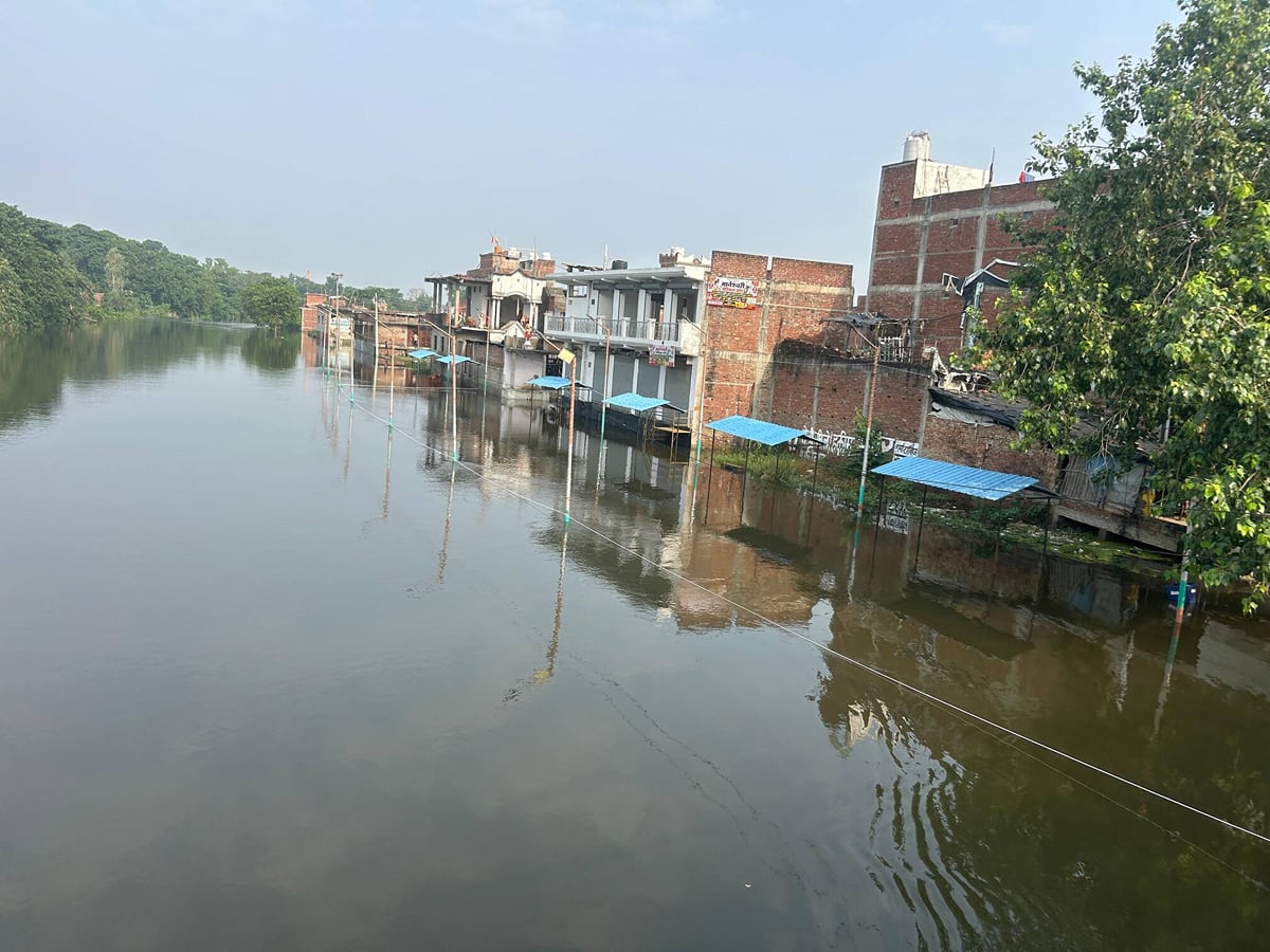 Deoria News: बथुआ नदी में बाढ़ से डूबीं कॉलोनियां, गोर्रा खतरे निशान से 10 सेंटीमीटर ऊपर