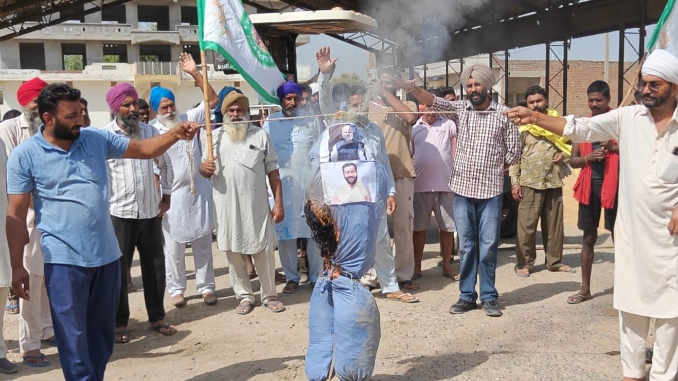 रोड़ी।  अनाज मंडी में धान खरीद में हो रही देरी के चलते  प्रधानमंत्री व मुख्यमंत्री का पुतला फूं