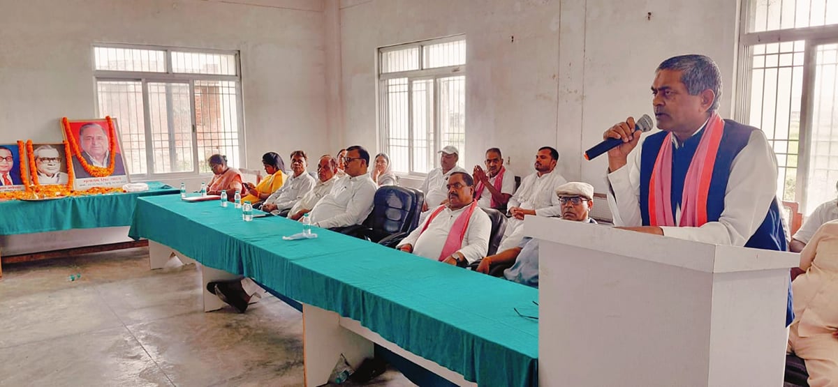 Ambedkar Nagar News: सपा की बैठक में धरने की रणनीति बनी