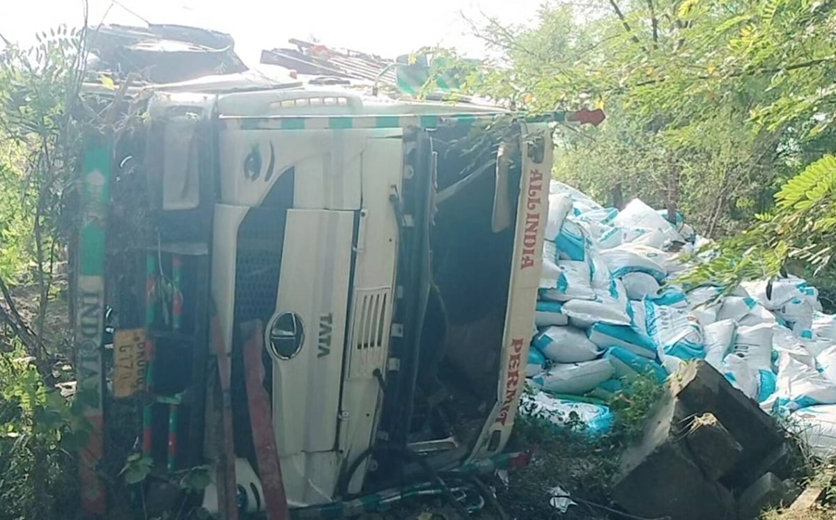 Ghazipur News: टायर फटने से पूर्वांचल एक्सप्रेस-वे के किनारे पलटा ट्रेलर