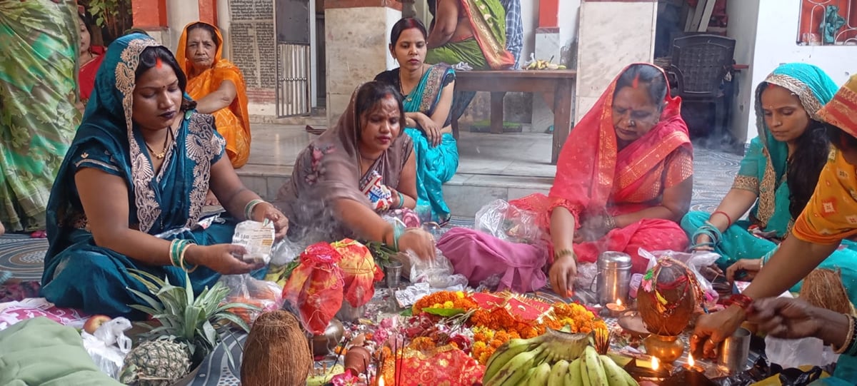 Jaunpur News: संतान की खुशहाली और सुख-शांति के लिए महिलाओं ने रखा जीवित्पुत्रिका व्रत