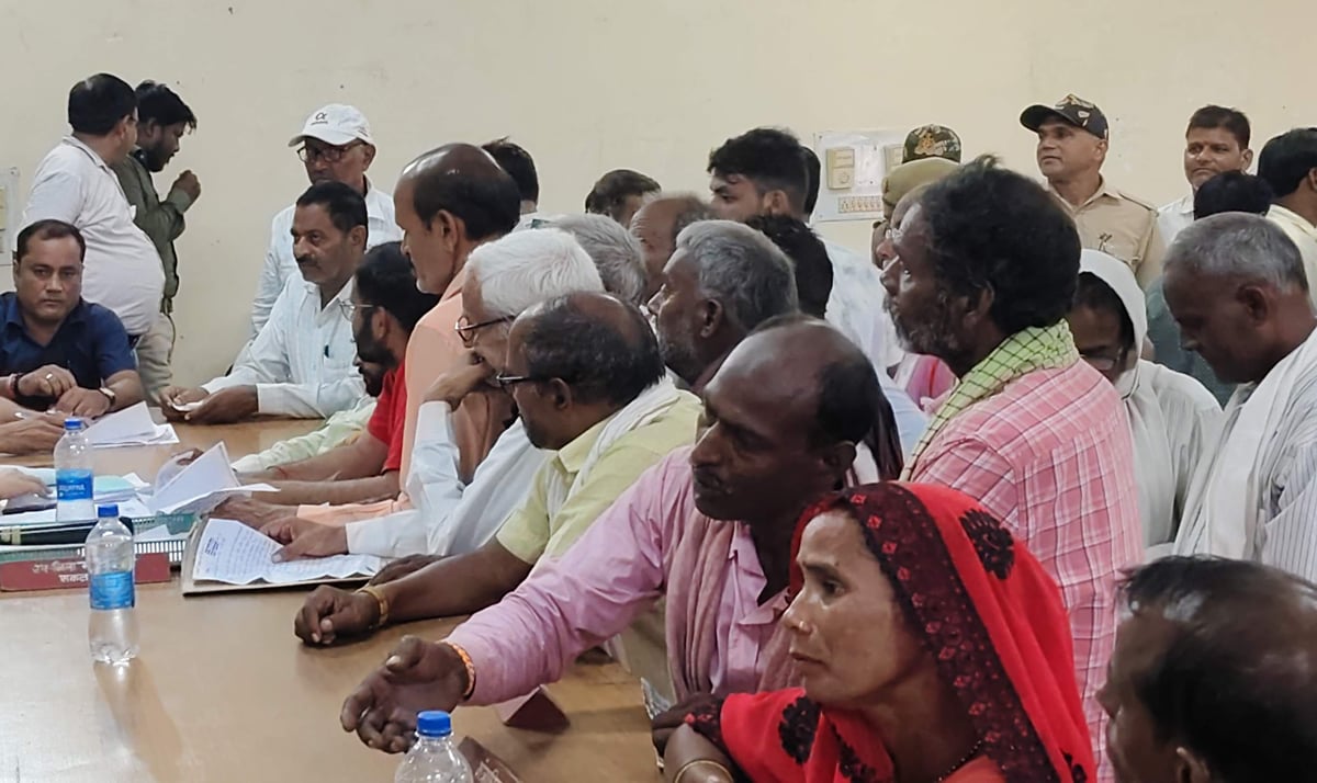 Chandauli News: डीएम और एसपी पहुंचे नहीं, लेखपाल हड़ताल पर रहे