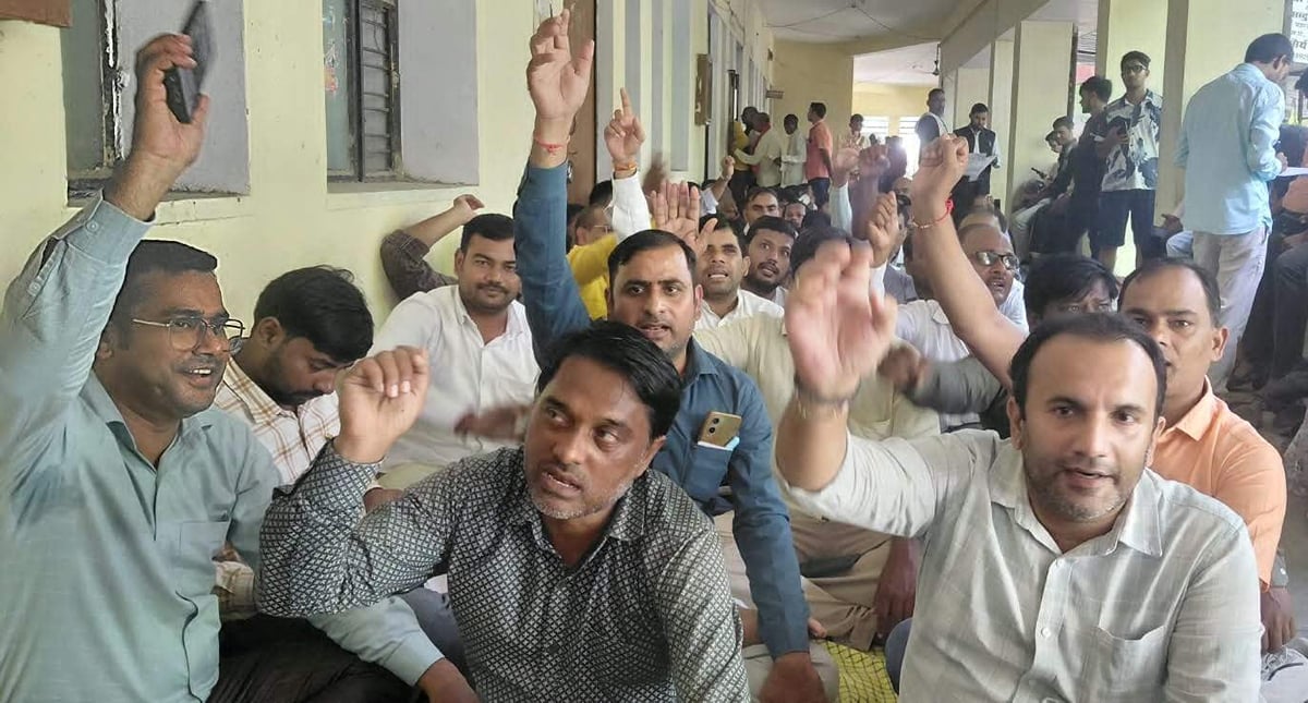 Chandauli News: 45 दिन बाद भी लेखपालों की मांगें लंबित, आंदोलन की चेतावनी