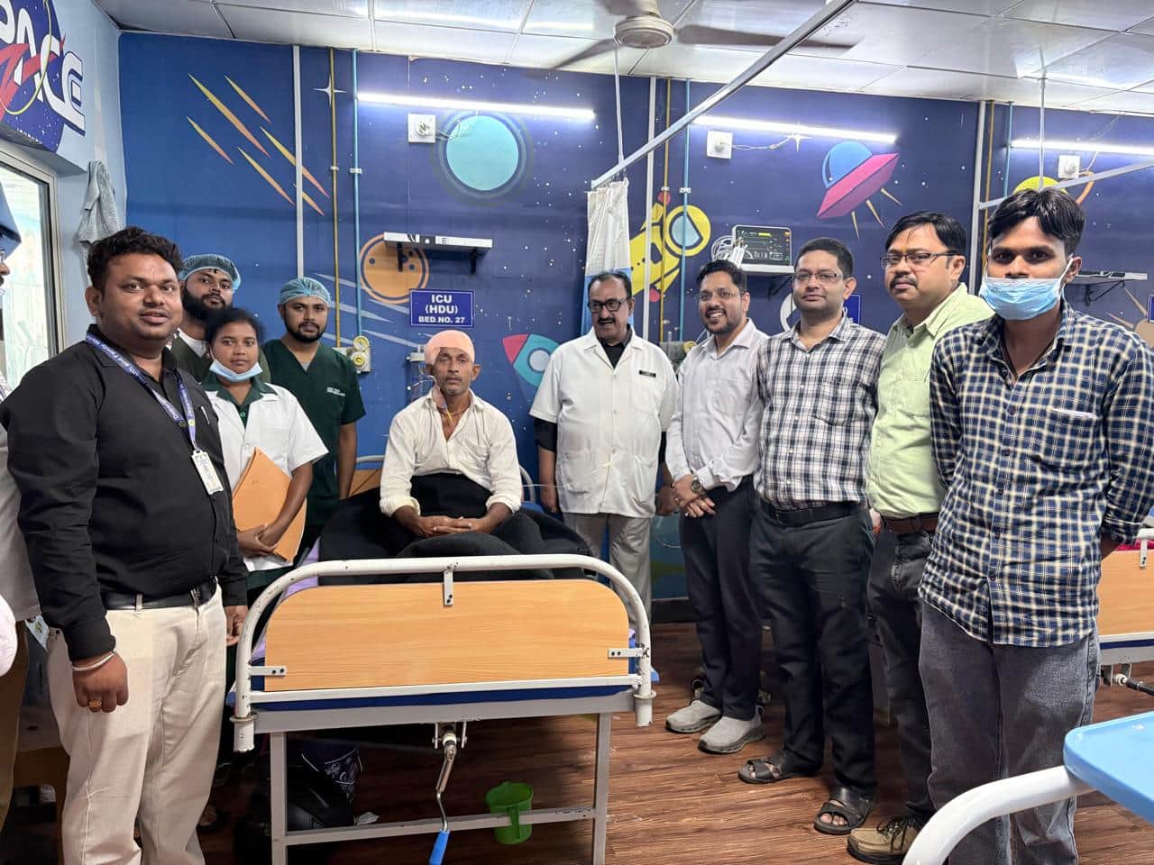 सर्जरी के बाद मरीज के साथ चिकित्सक