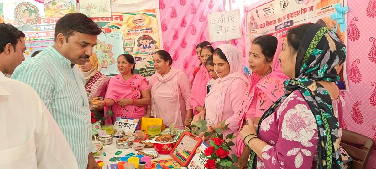 Meerut News: मेले में ग्रामीणों को सरकारी योजनाओं की जानकारी दी