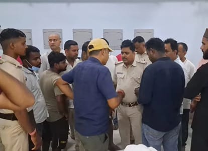 सदर अस्पताल में जुटी भीड़।