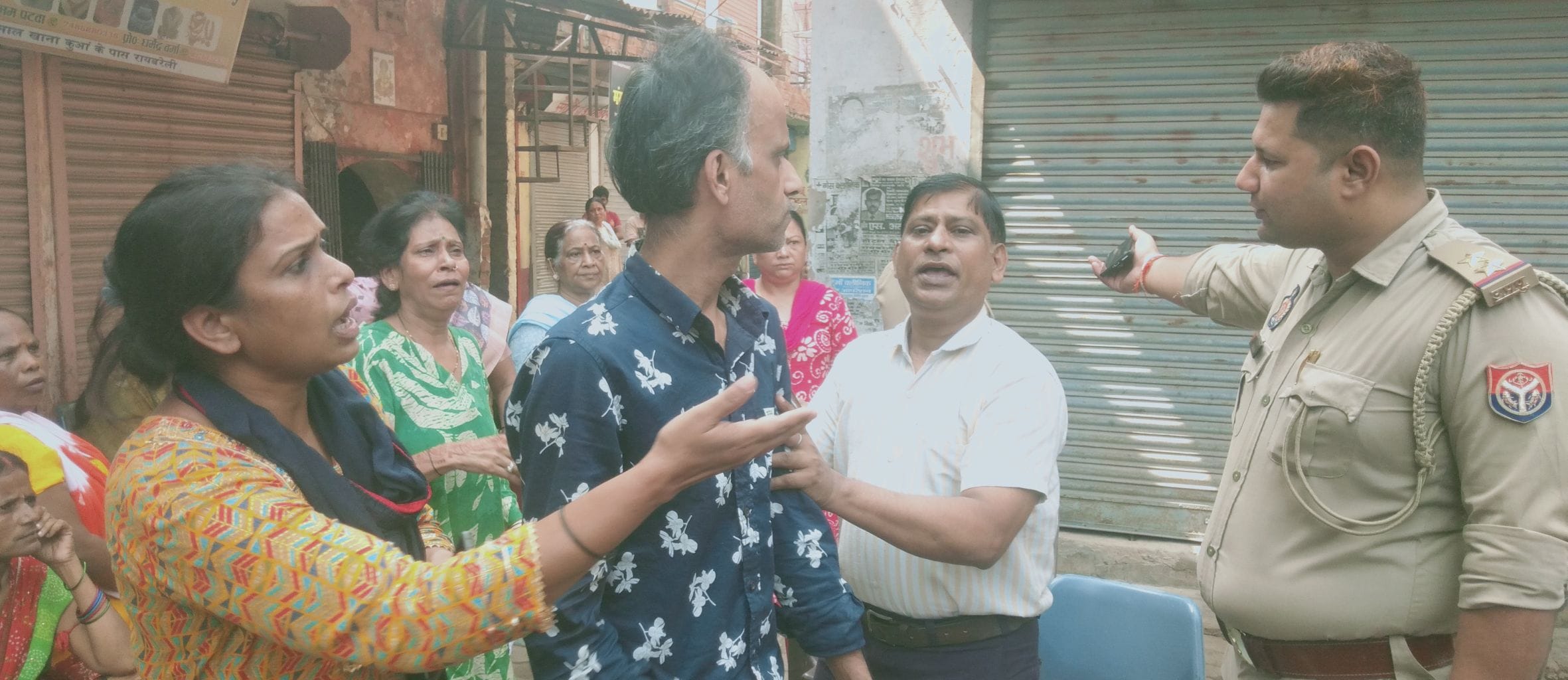सदर कोतवाली क्षेत्र के मालखाना रोड स्थित बुजुर्ग महिला की मौत के बाद हंगामा करते लोगों को समझात