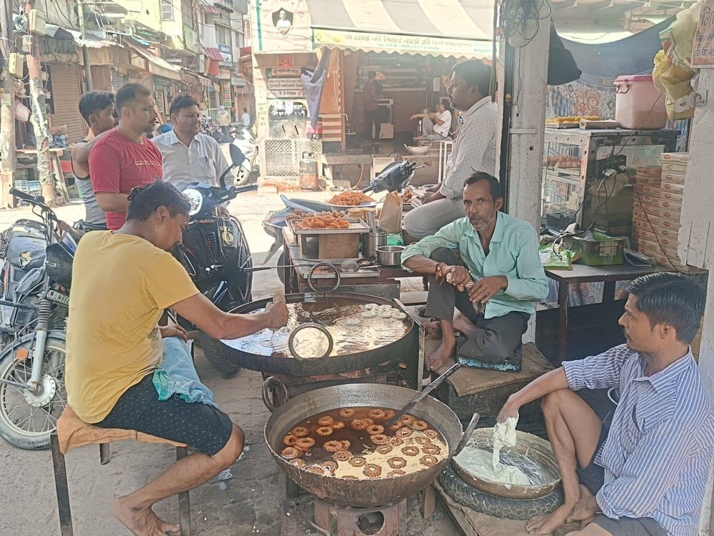 Hathras News: पितृपक्ष में इमरती की मिठास, रोज खप रही 100 क्विंटल
