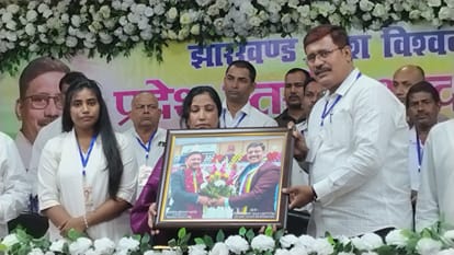 श्रद्धांजलि सभा में दिवंगत मंत्री की पत्नी श्वेता शर्मा शामिल हुई