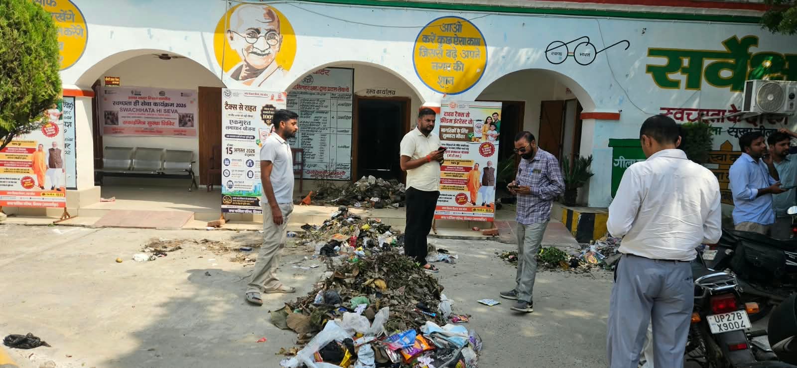 तिलहर नगर पालिका परिसर में सभासदों ने डलवाया कूड़ा। संवाद