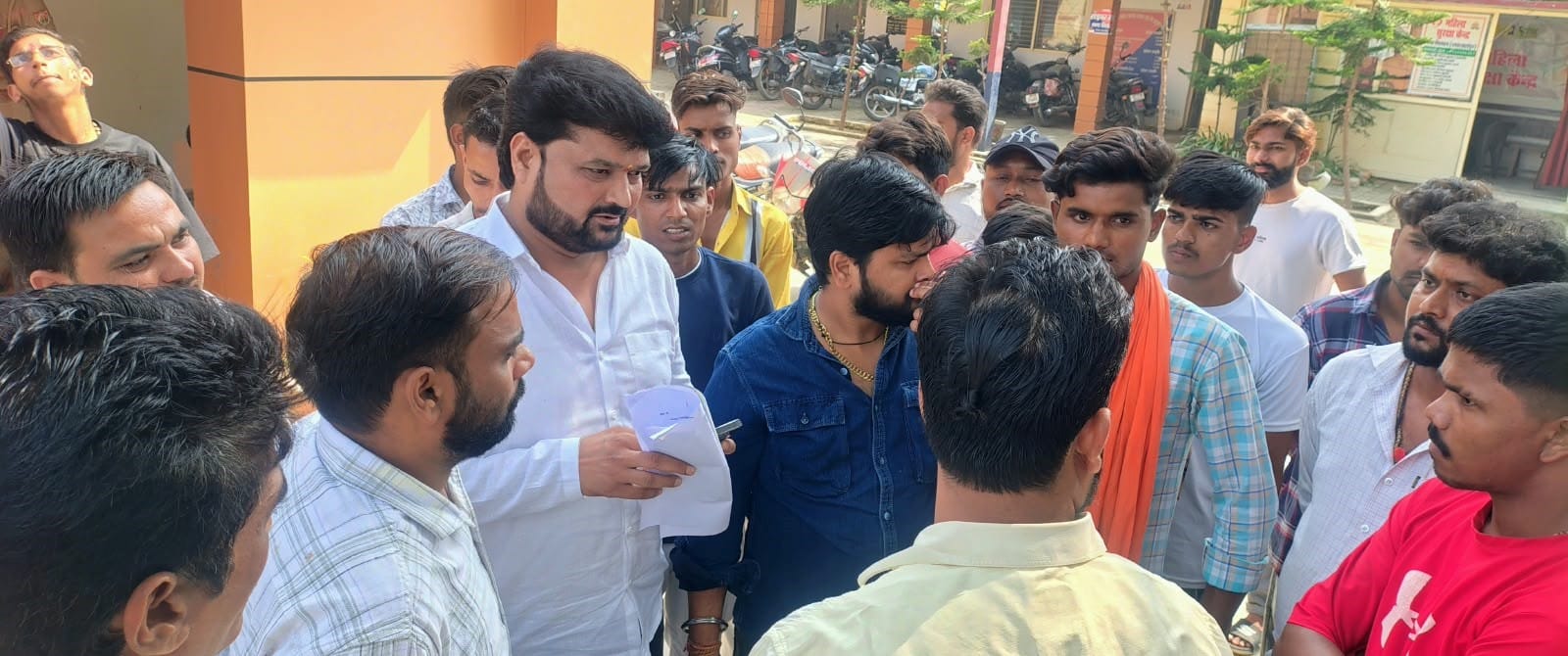 तिलहर थाने में एकत्रित राष्ट्रीय गो रक्षा संघ के पदाधिकारी। संवाद