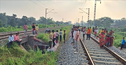 दुद्धी के धनौरा गांव में रेलवे ट्रैक पर युवक का शव मिलने के बाद लगी भीड़। -संवाद