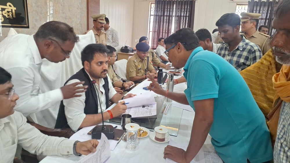 Sonebhadra News: वृद्धा की गुहार... साहब, मुझे नहीं मिलती पेंशन, आप दिला दीजिए