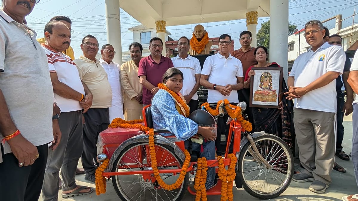Jaunpur News: दिव्यांग छात्रा को मिली ई-ट्राइसाइकिल