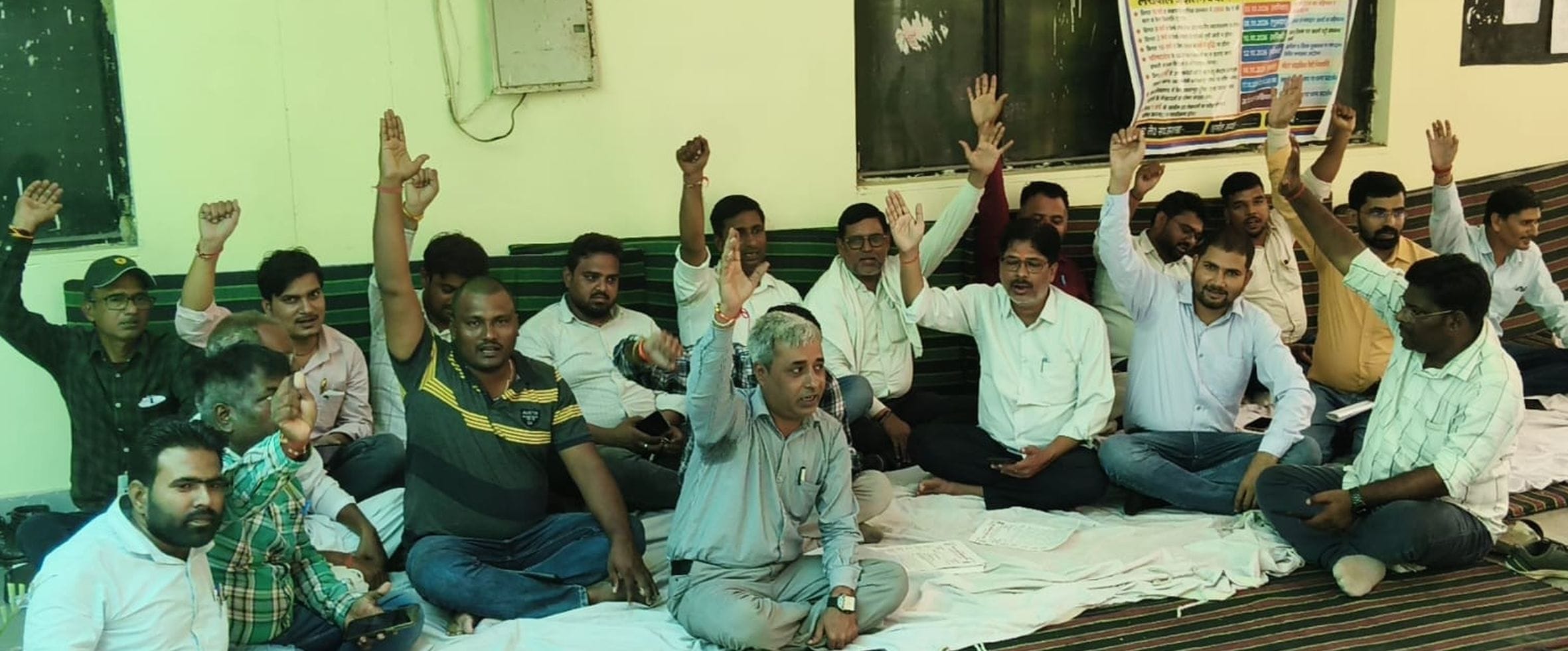 ऊंचाहार तहसील परिसर में प्रदर्शन करते लेखपाल।