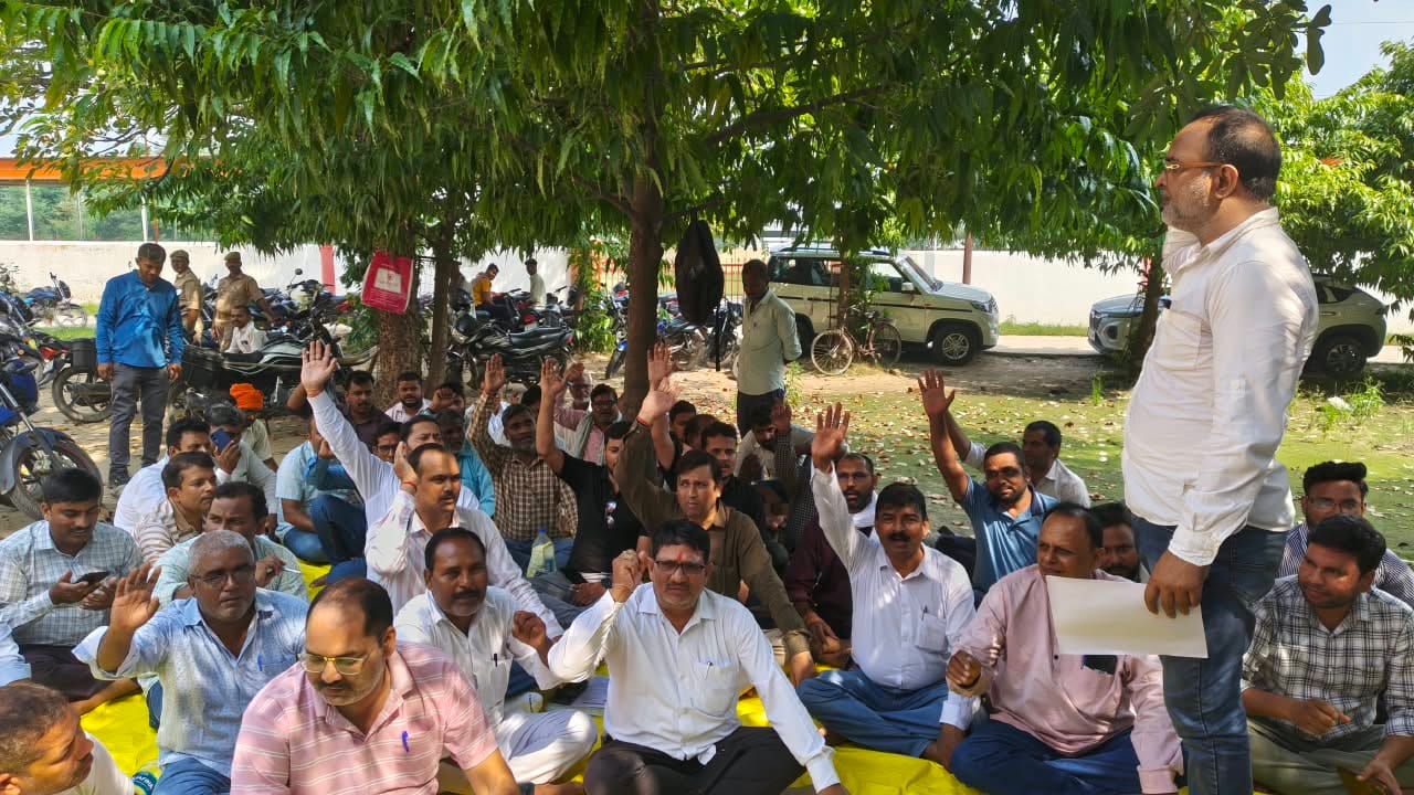 विभिन्न मांगों को लेकर सदर तहसील परिसर में आयोजित लेखपाल संघ के धरना को संबोधित करते सदर तहस