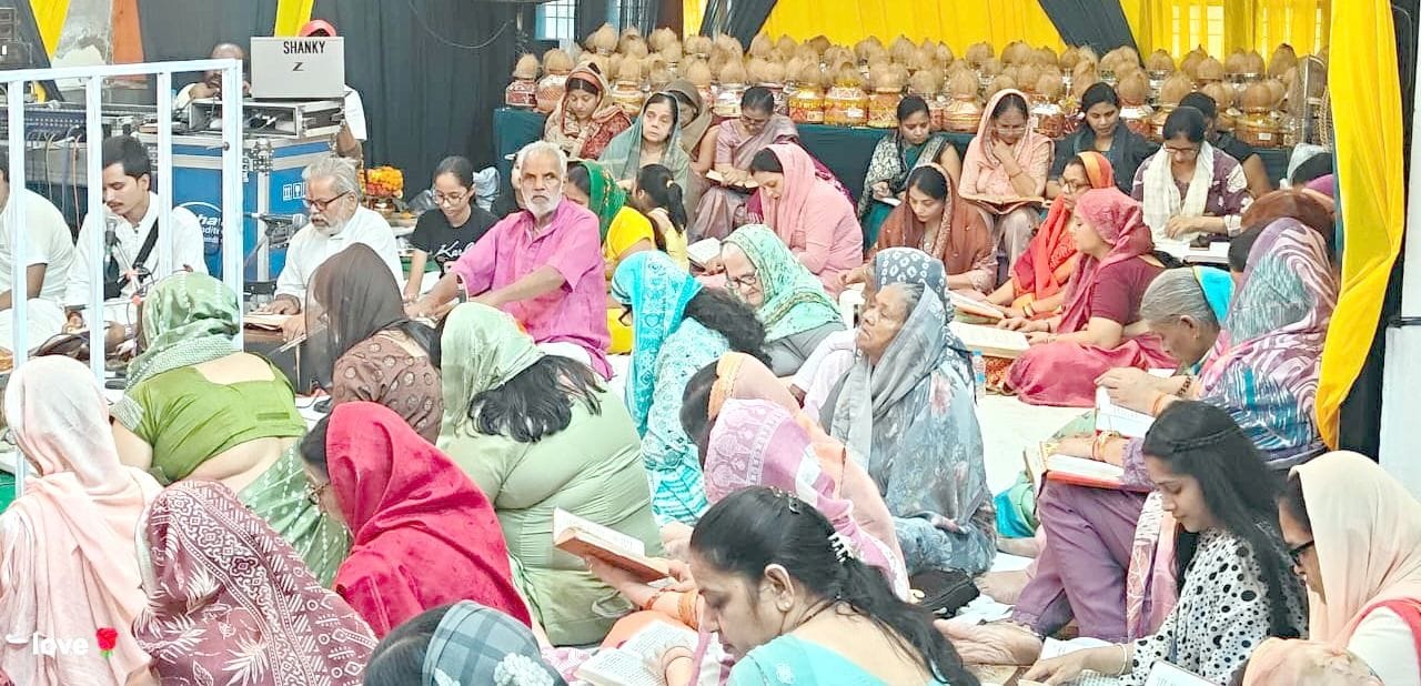 04जेएनडी22:  श्रीरामायण पाठ में शामिल श्रद्धालुगण। स्रोत:  आयोजक