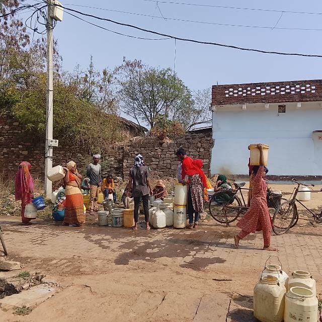 Chitrakoot News: डेढ़ माह से बंद जलापूर्ति, 800 ग्रामीण पी रहे गंदा पानी