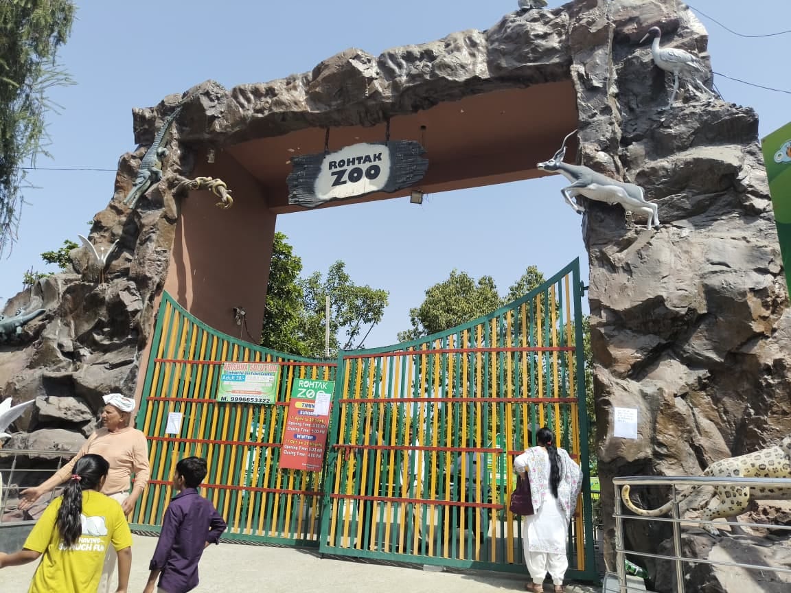 26-बंद पड़ा चिड़ियाघर का गेट। संवाद