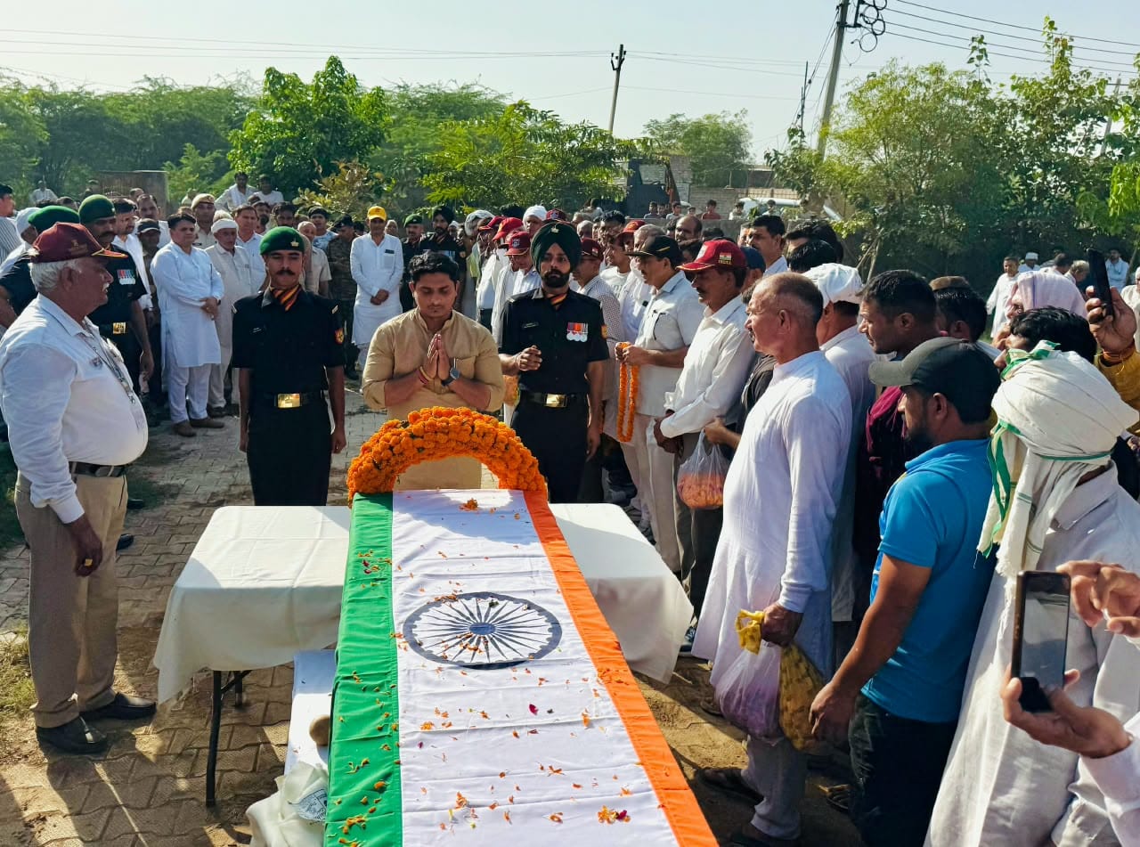 4 जुलाना 04: सैनिक को नमन करते हरियाणा समाज कल्याण बोर्ड के चेयरमैन कैप्टन योगेश बैरागी।  संवाद