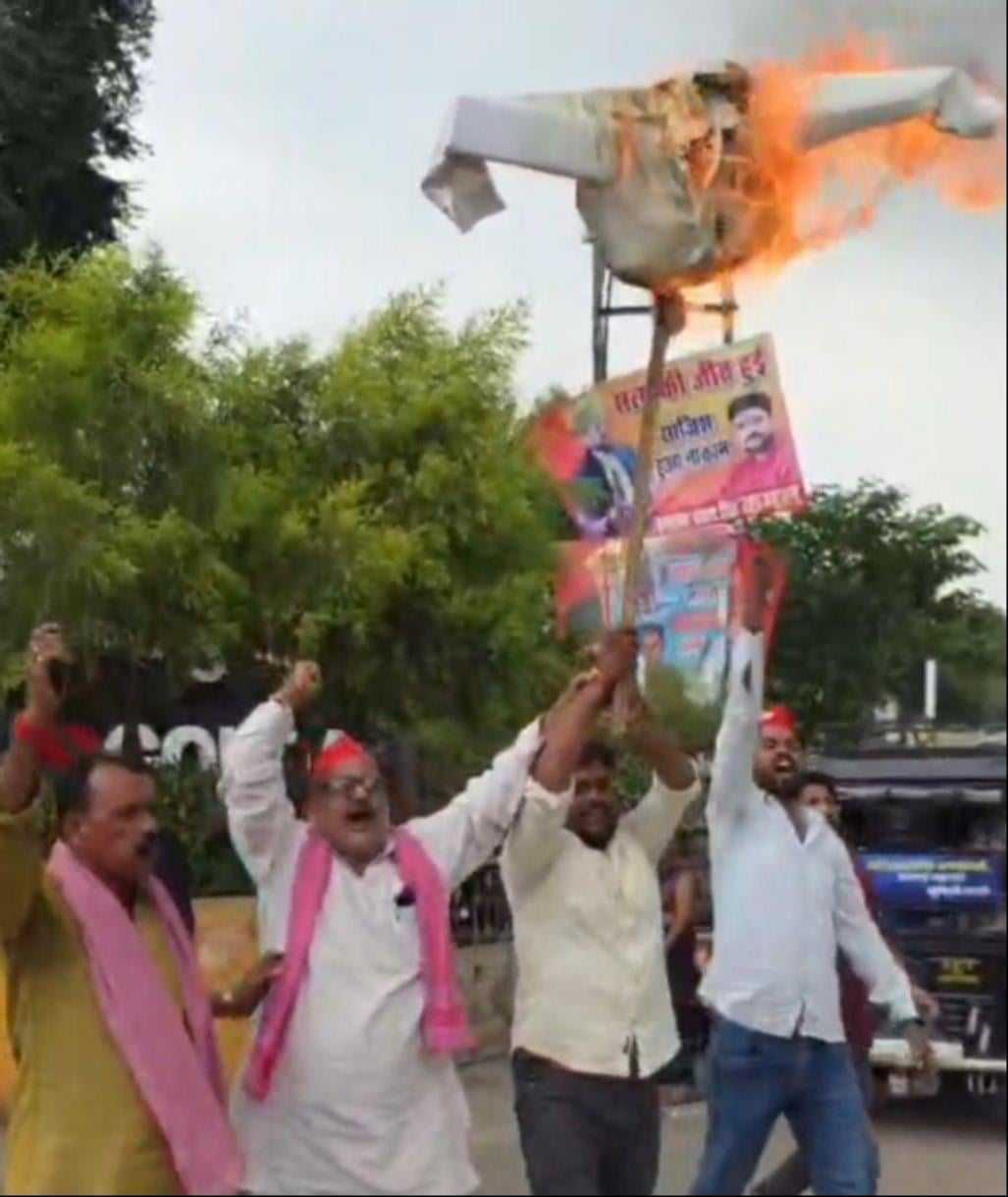 Gonda News: मुख्य चुनाव आयुक्त का पुतला फूंका