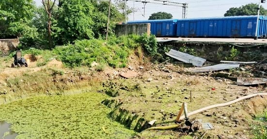 Budaun News: अंडरपास निर्माण के लिए गड्ढों में भरा पानी पंपसेट से निकलवाया