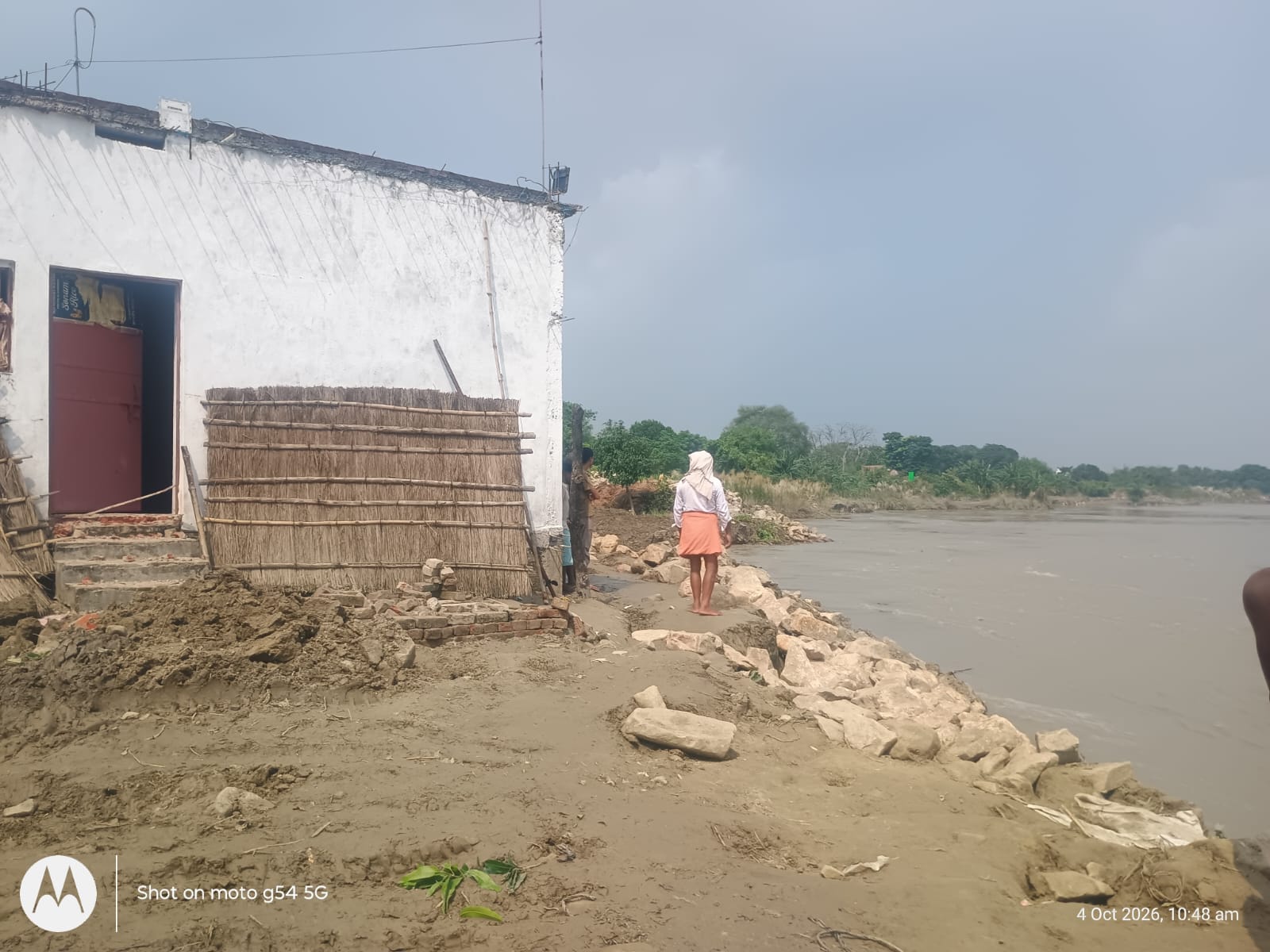 अहिरौली दान क्षेत्र में घर के पास कटान करतीं गंडक नदी।  