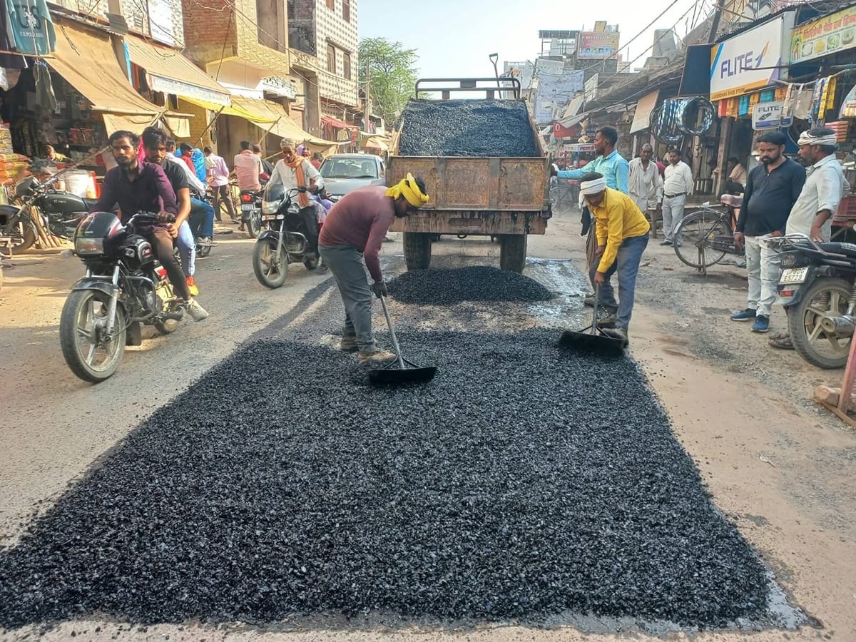 अमर उजाला इंपैक्ट : जर्जर सड़क की मरम्मत, भरे जाने लगे गड्ढे