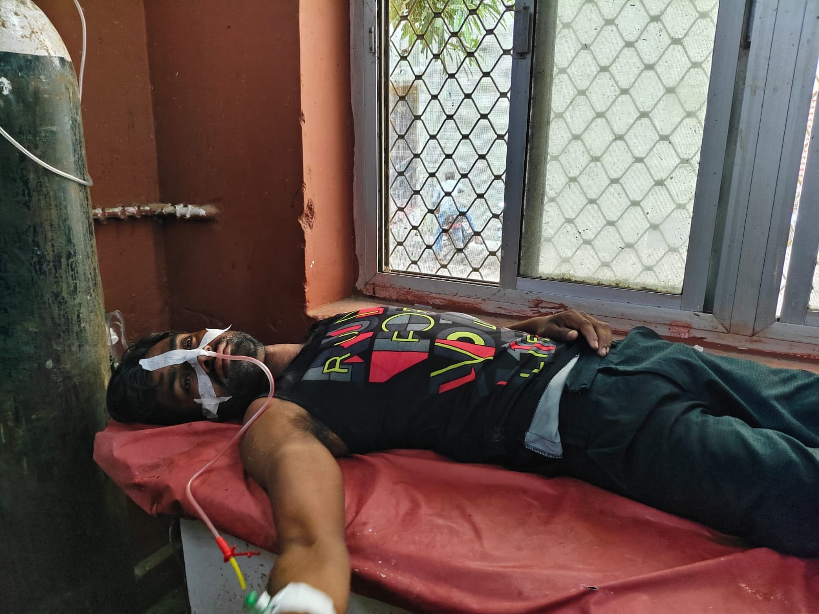अस्पताल के इमरजेंसी वार्ड में भर्ती मरीज शिव कुमार। संवाद