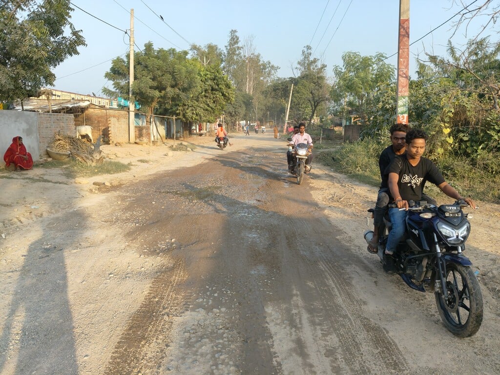 Sonebhadra News: कोन-तेलगुड़वा मार्ग की समयावधि पूरी, फिर भी सड़क अधूरी
